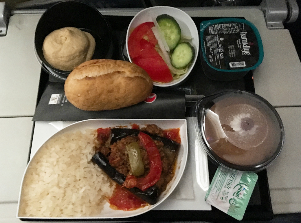 ターキッシュエアラインズエコノミークラスの機内食の写真（成田-アタテュルク間）