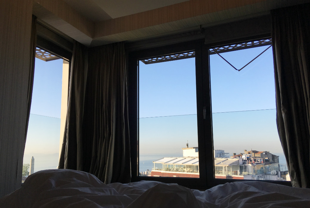 イスタンブールのおすすめホテル、アルカディアブルーのコーナーデラックスルーム。ベッドに寝転んで見えるのはマルマラ海