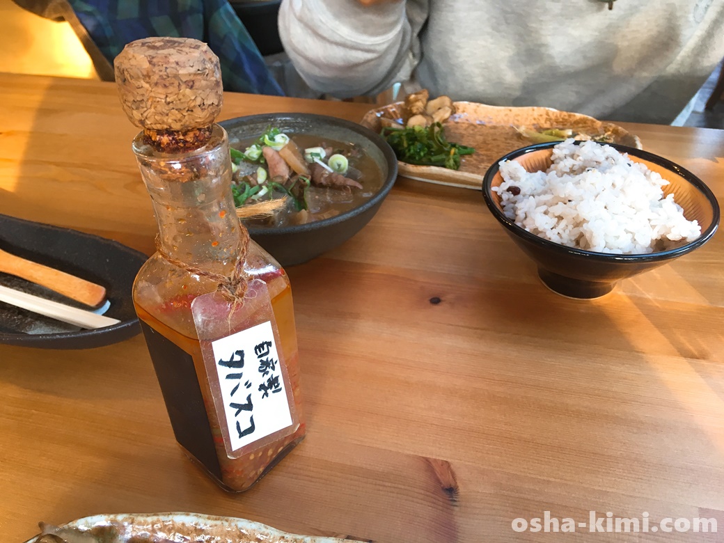 長瀞にある山草の自家製タバスコと奥にはもつ煮定食
