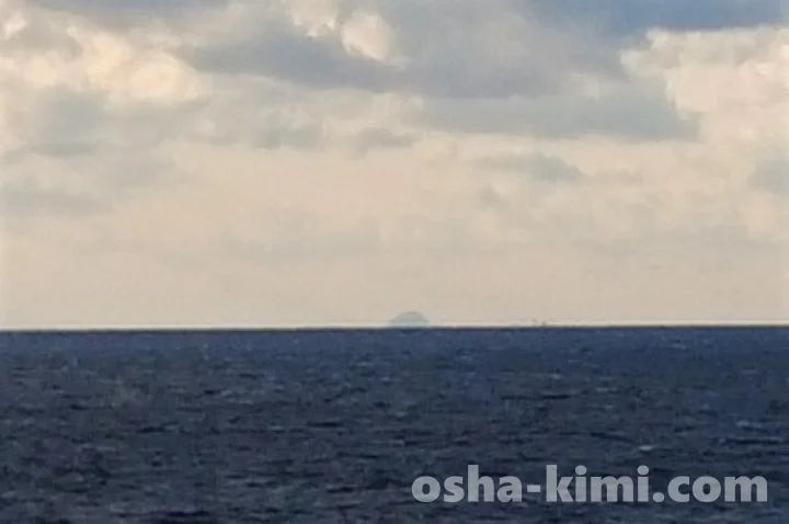 おがさわら丸から見える鵜渡根島の島影